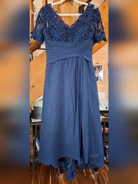 Elegant Navy Lace Bodice V-Neck Evening Dress